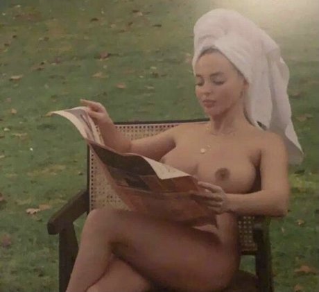 Luna Stevens model adult pic