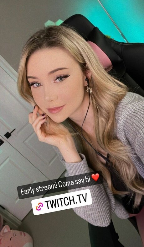 Dizzykitten model nude image