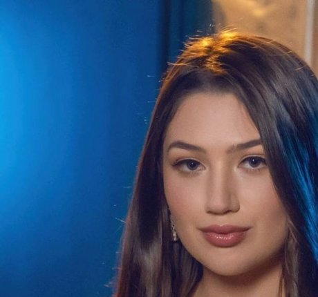 Alyx Star porn model pictures