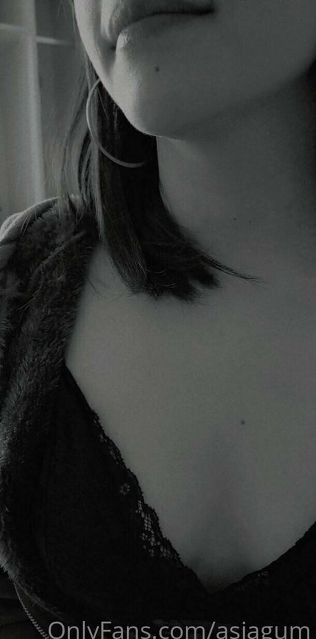 asiagum nude model img