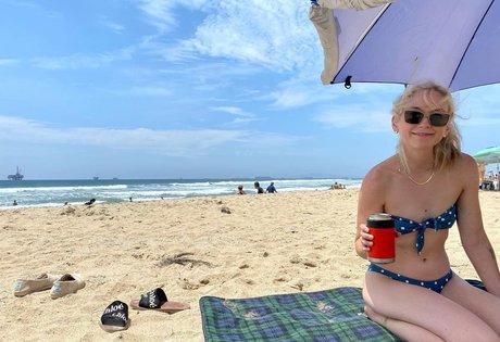 Emily Kinney pretty star photos