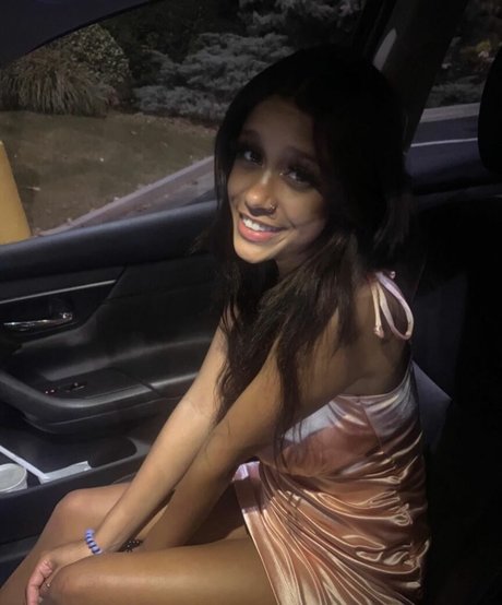 Lyla Troglin model top img