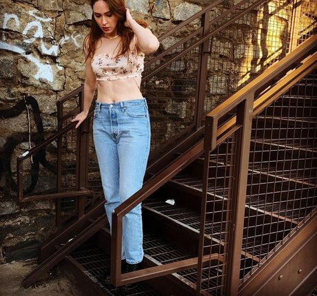 Karen Gillan star hot image