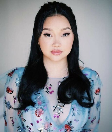Lana Condor sexy actress pic