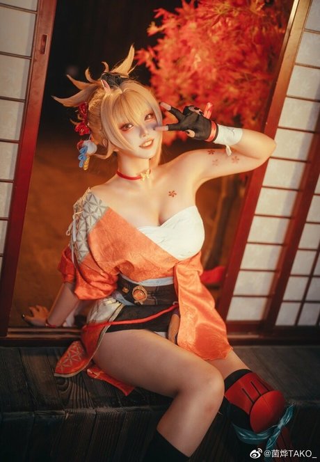 Takomayuyi naked model picture