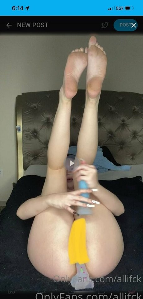 Allifck naked model image