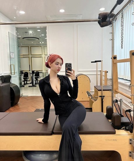 skinny blonde milf onlyfans sexy pic