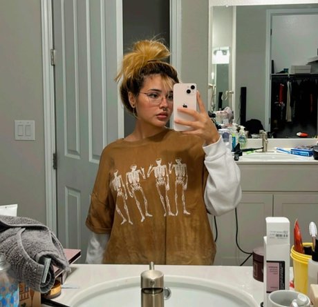 Noodlenom nude model gallery