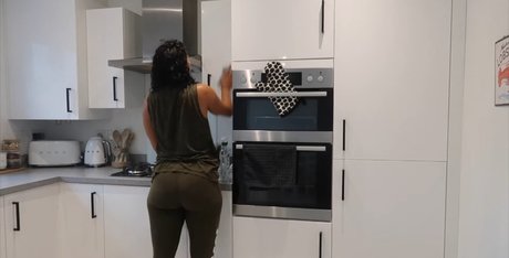 Leila Berisha star art pics