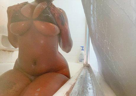 Xiouuu naked actress gallery