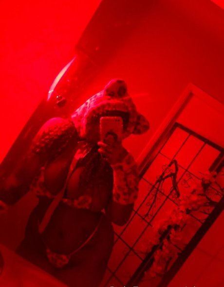 Xiouuu pornstar erotic image