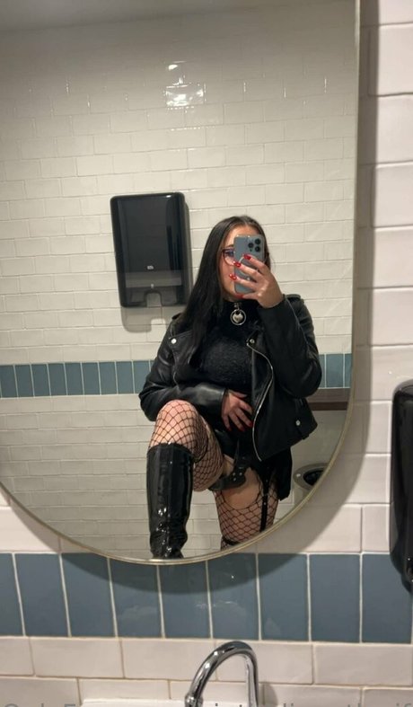 bigtiddiegothwife nude star images