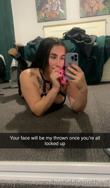 bigtiddiegothwife star nudes pics