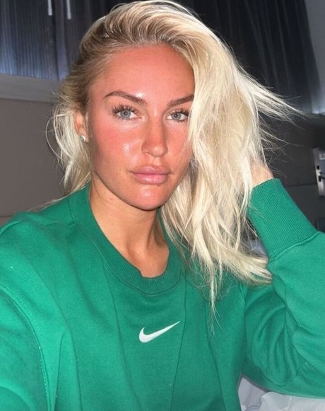 Charley Hull perfect star pic