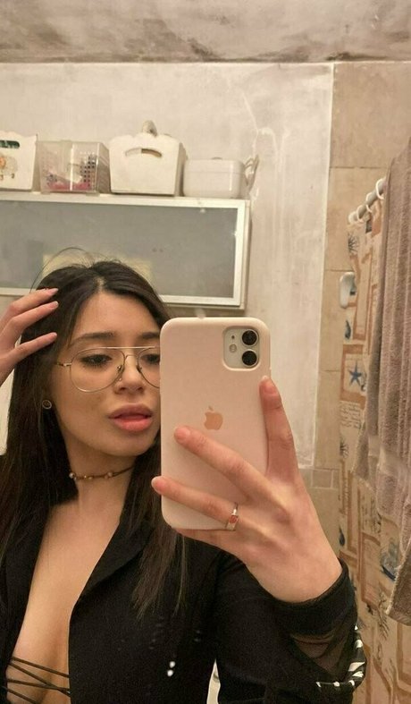 carolinee2000 porn star photo