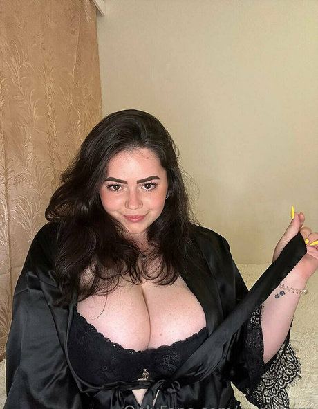 curvylizzz nudes actress pic