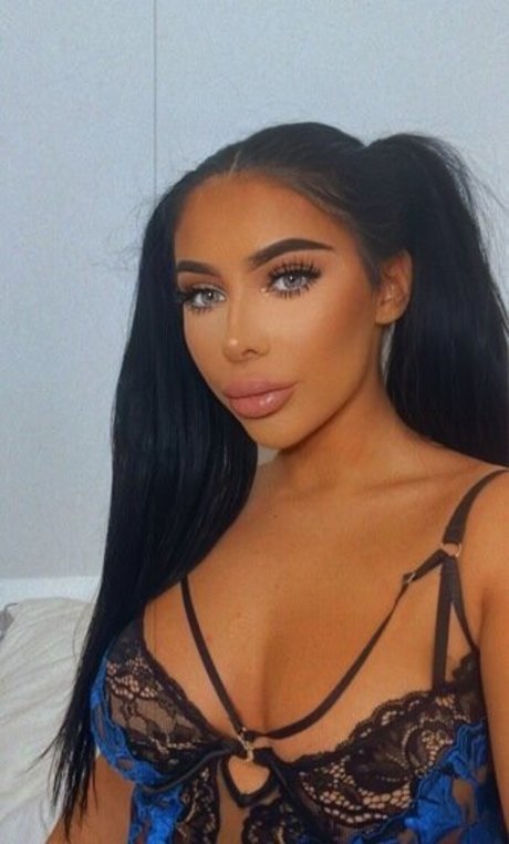 PrettyNaughtyLacey model art gallery