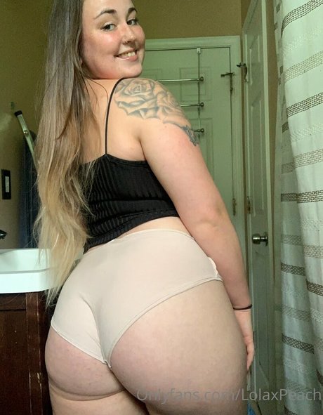 LolaxPeach star erotic archive