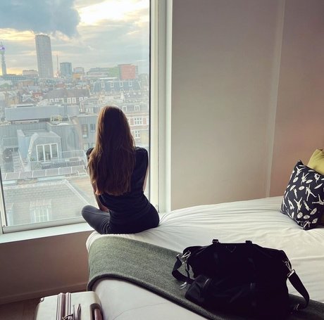 Una Healy model free picture