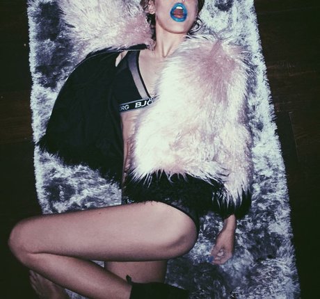 Wallis Day naked model images