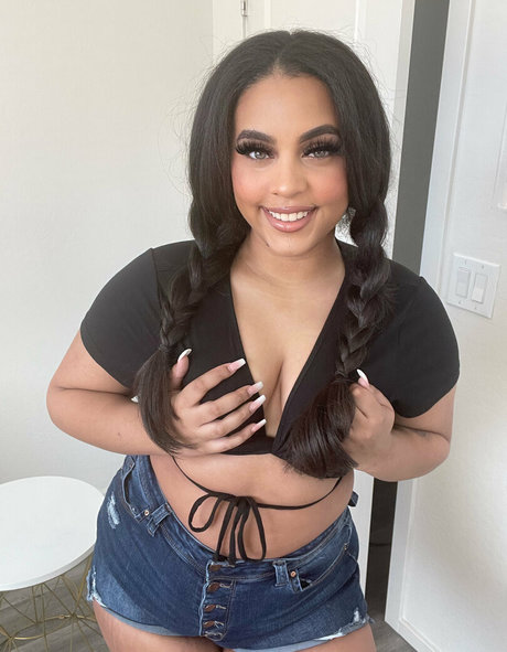 livinwithloren naked star images