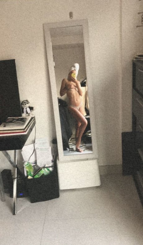 Noah Cyrus pretty model pics