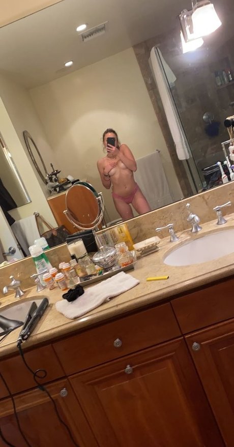 Noah Cyrus beautiful pornstar pics