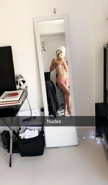 Noah Cyrus exclusive star galleries