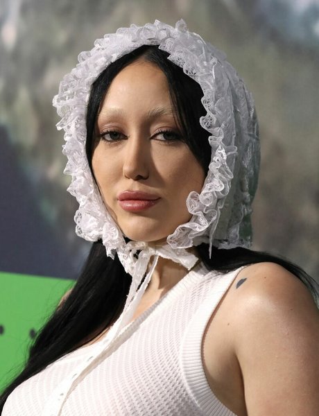 Noah Cyrus model top pictures