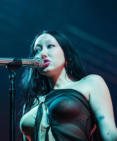 Noah Cyrus model high quality images