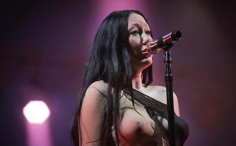 Noah Cyrus hot model img