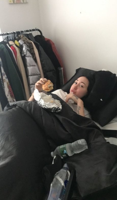 Noah Cyrus hot star img