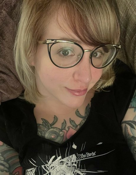 PushingUpRoses nudes model photos