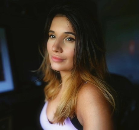 Cadaea pretty actress photos