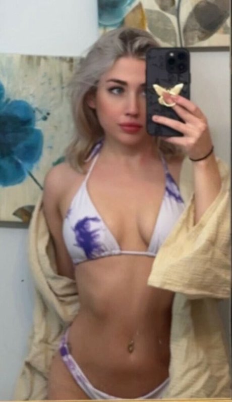 Hailsbee model nude photos