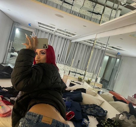 AZZY pretty model image