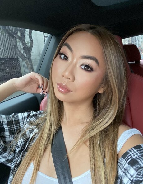 vmynguyen naked model picture