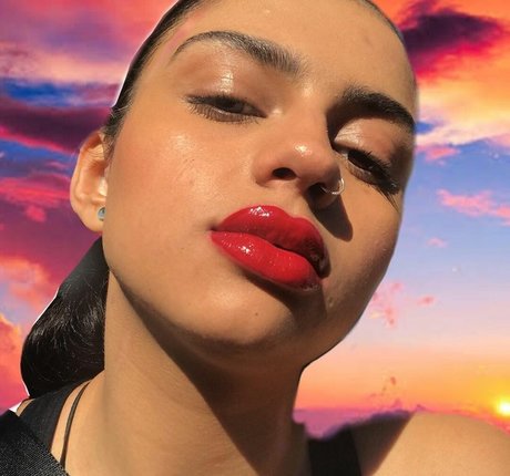 Mays Benatti top star galleries