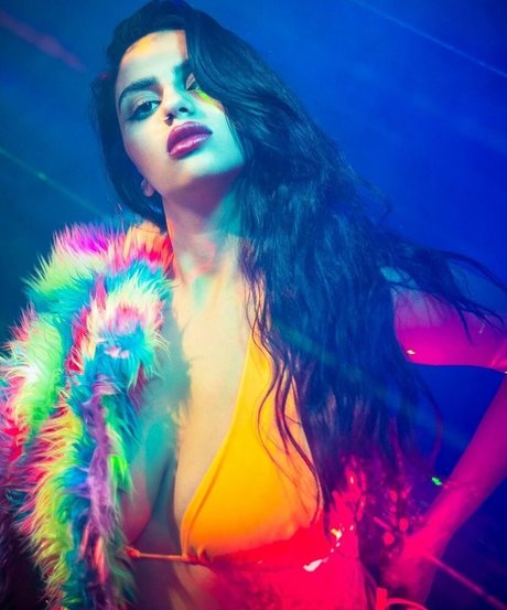 Mays Benatti pretty star pics