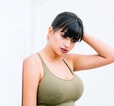 Mays Benatti hd actress pic