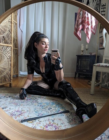 InvaderVie model perfect photo