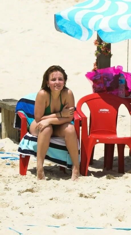 Larissa Manoela star nude pic