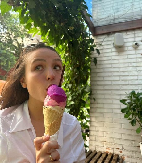 Larissa Manoela erotic model photos