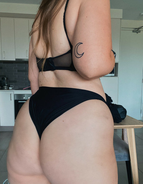 petite asian onlyfans nude picture