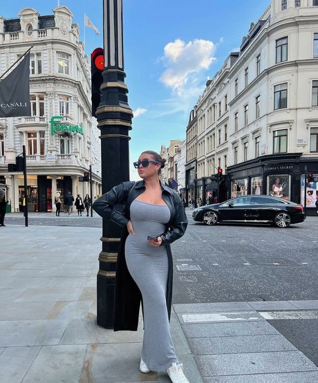 Kalani Hilliker nude model archive