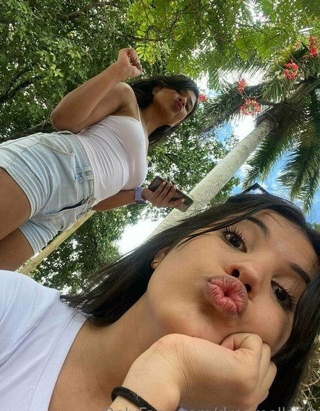 teen lesbian onlyfans naked photos