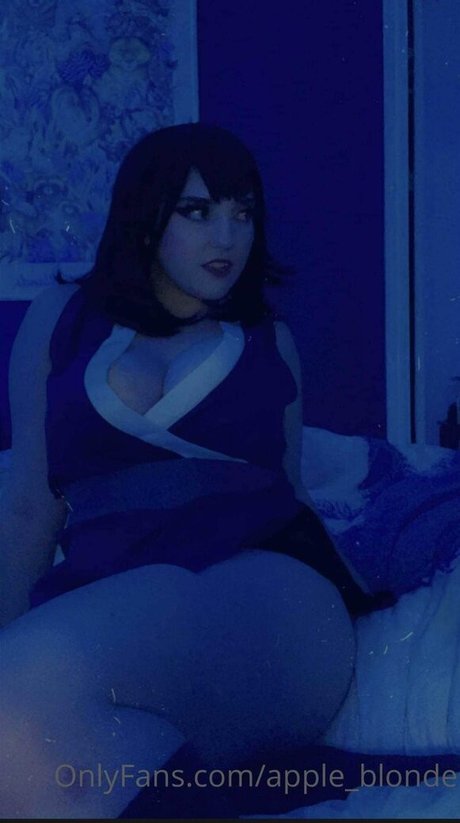 AppleBlonde nude actress photo