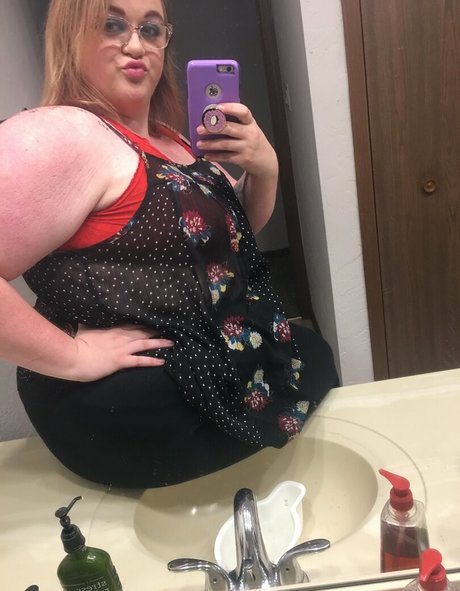 ladykeepsherlegsopen Quick photo