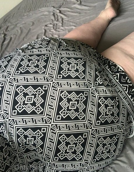 ladykeepsherlegsopen naked model images