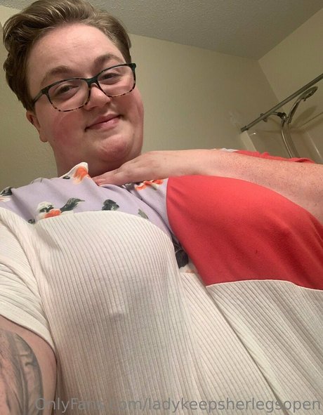 ladykeepsherlegsopen exclusive star photo